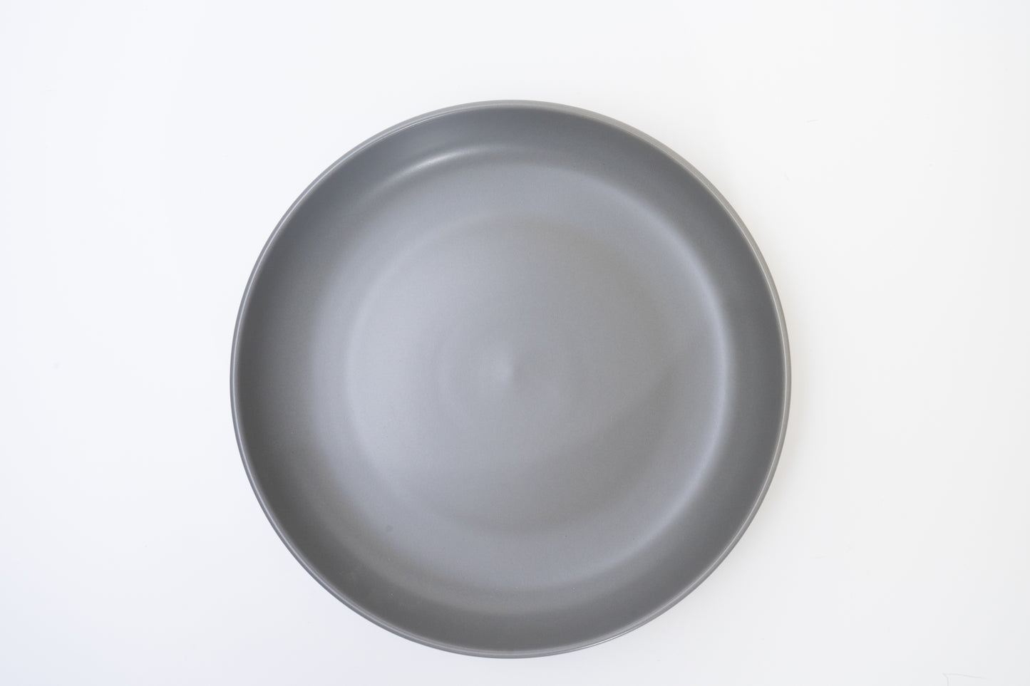 DE TERRA SERVICE PLATE 10.5" l 27CM - LIGHT GREY - DON BELLINI # DB2419027
